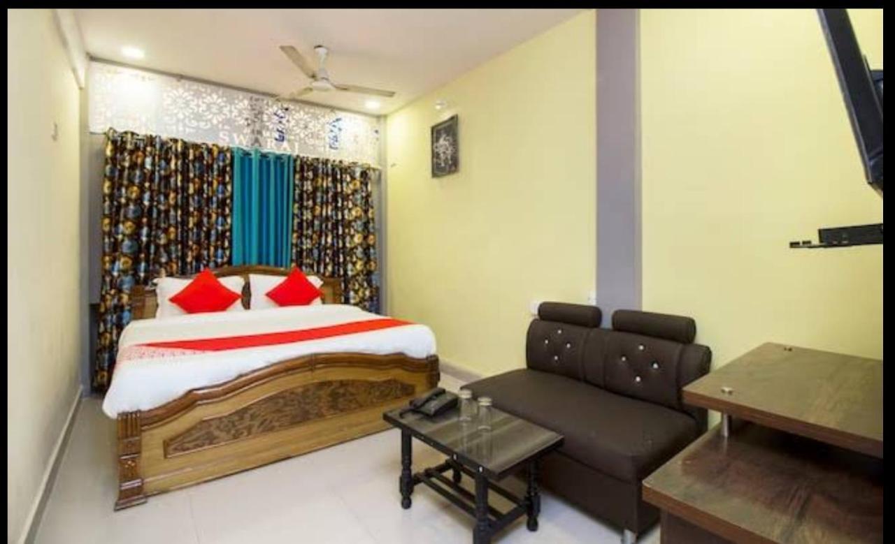 Hotel Swaraj Logde Panvel Exteriör bild