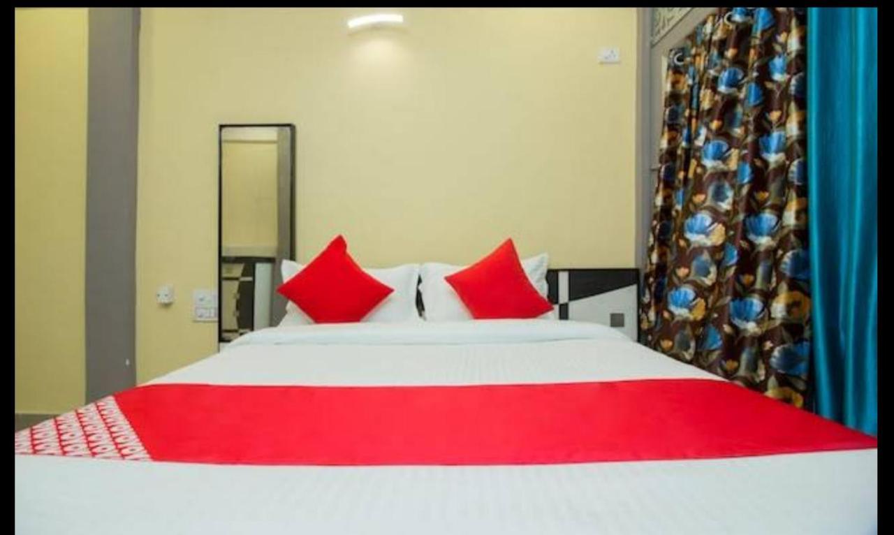 Hotel Swaraj Logde Panvel Exteriör bild
