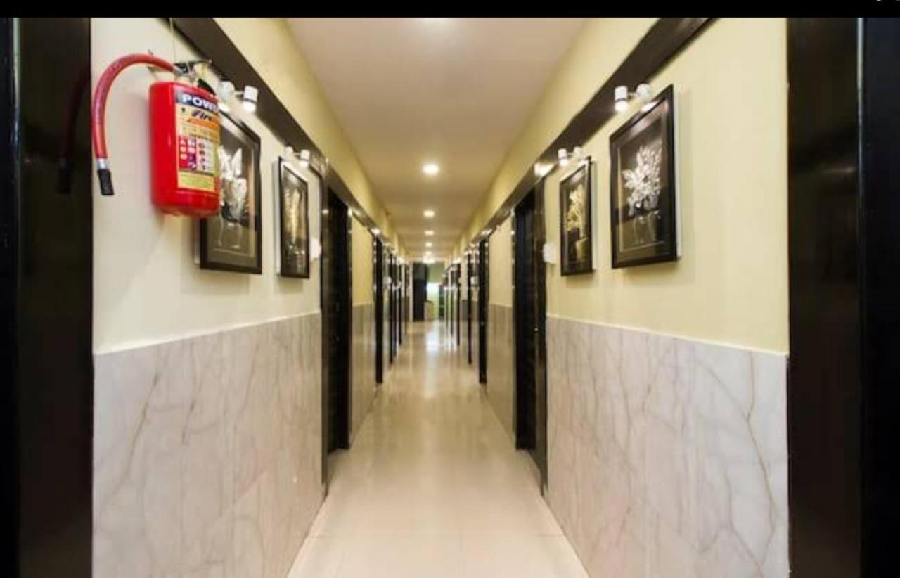 Hotel Swaraj Logde Panvel Exteriör bild