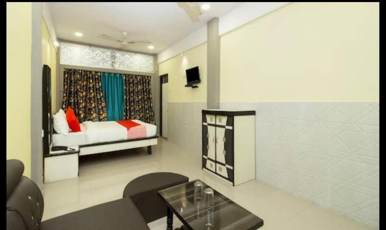 Hotel Swaraj Logde Panvel Exteriör bild